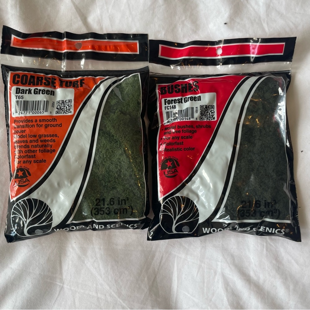 Woodland Scenics Coarse Turf Dark Green and Forest Green - Picture 1 of 6